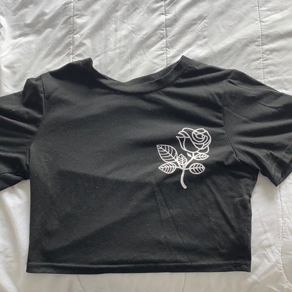 cropped black t-shirt with white rose - Picture 1 of 2